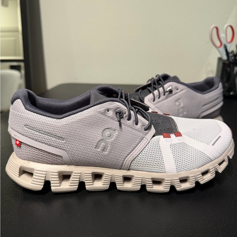 On Cloud 5 Women’s Size 7.5 Running Gray and White Sneakers